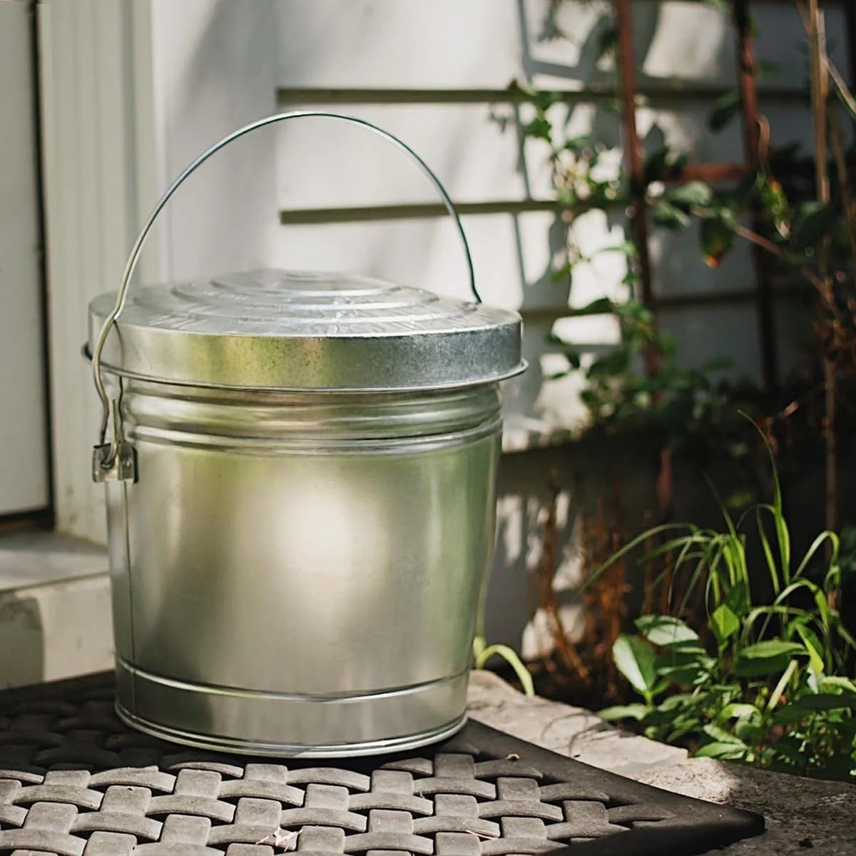 6-Gallon Galvanized Steel Storage Can with Locking Lid O6376