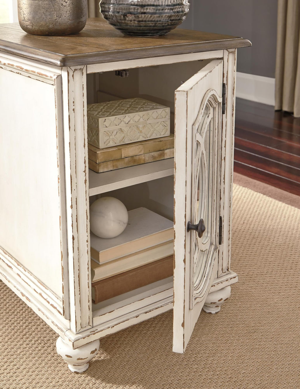 Chairside End Table with Storage L546